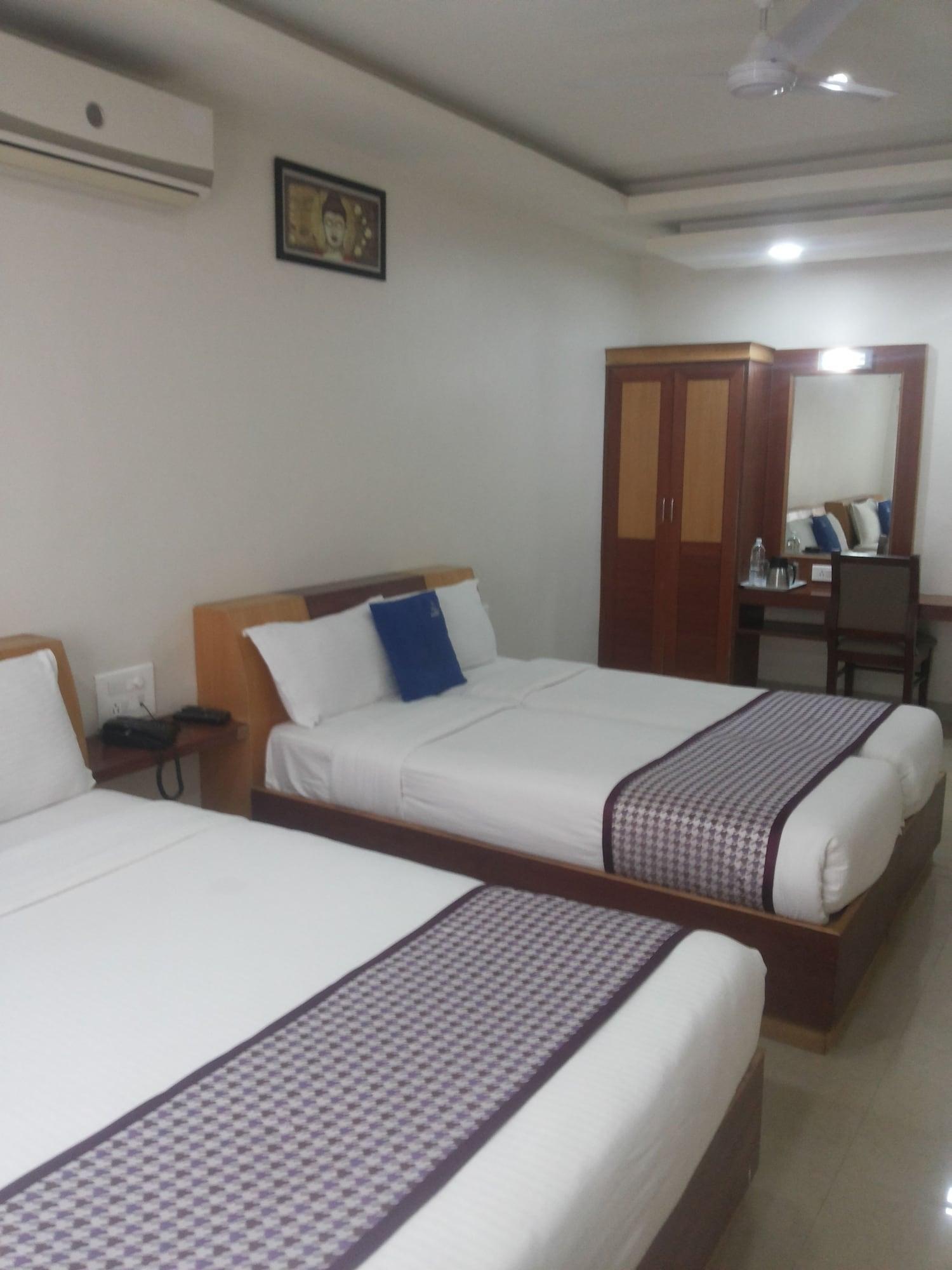Hotel White Parrot Мисор Екстериор снимка