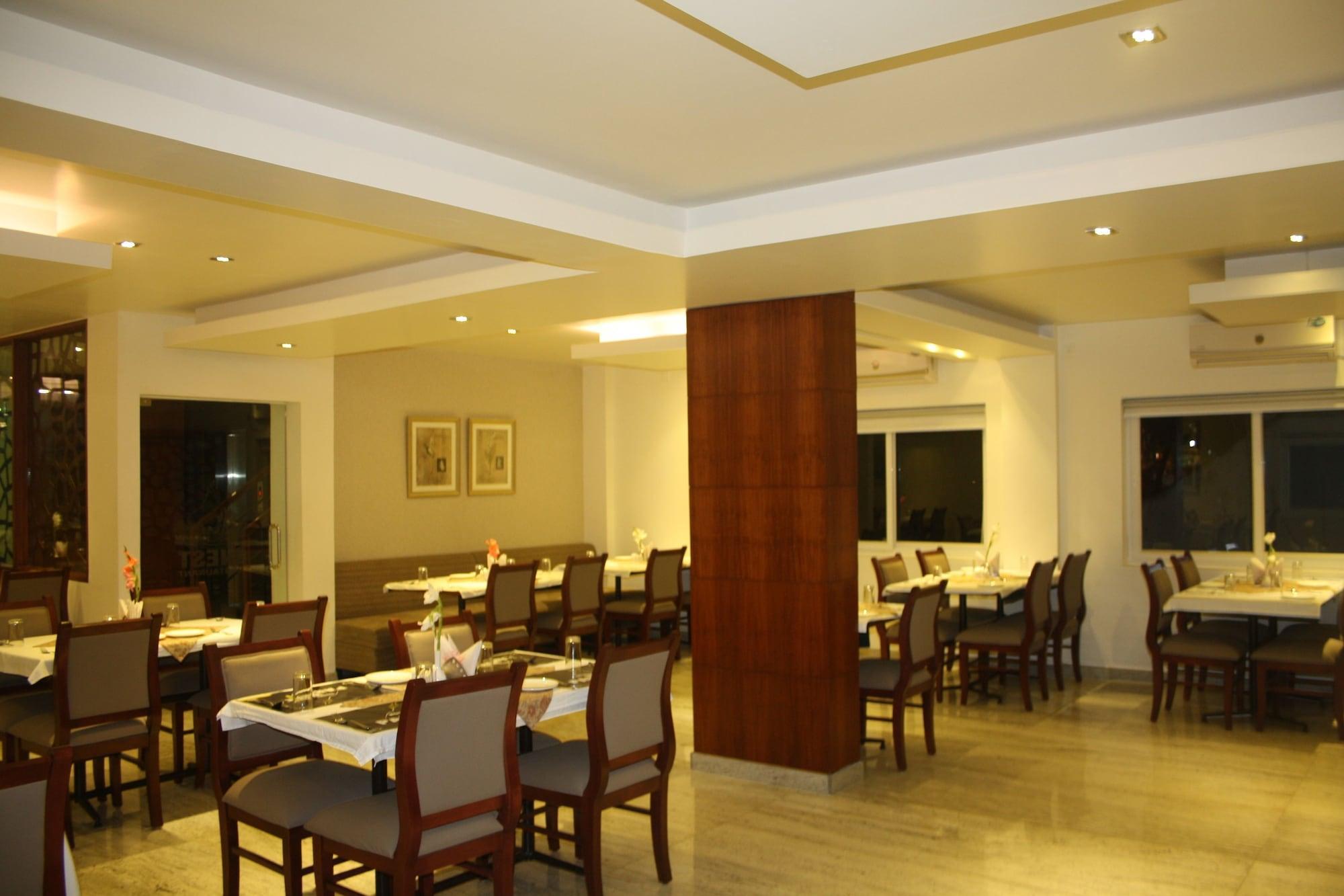 Hotel White Parrot Мисор Екстериор снимка