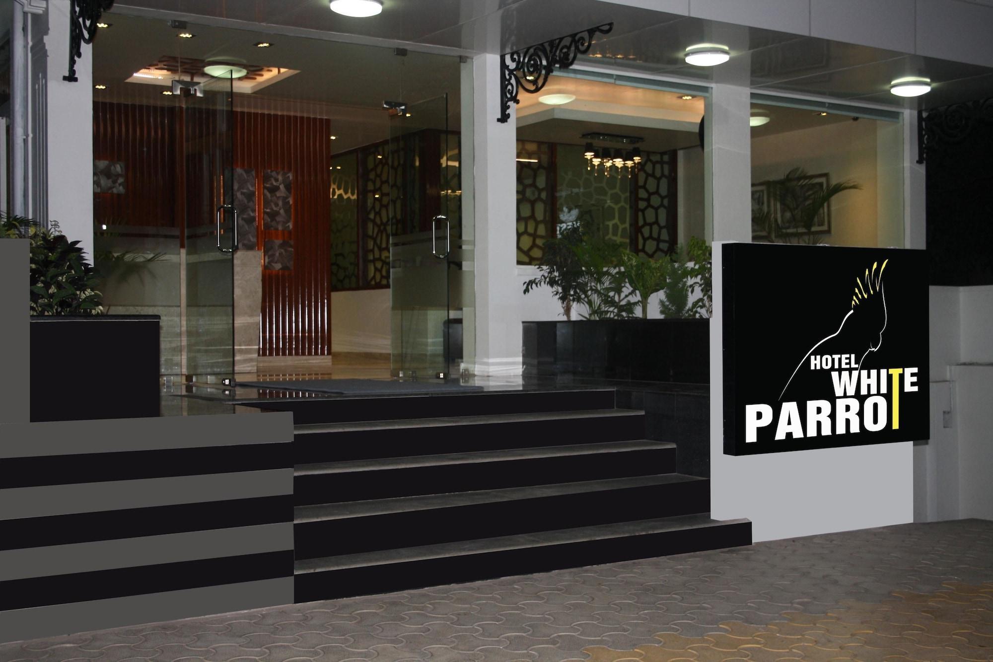 Hotel White Parrot Мисор Екстериор снимка