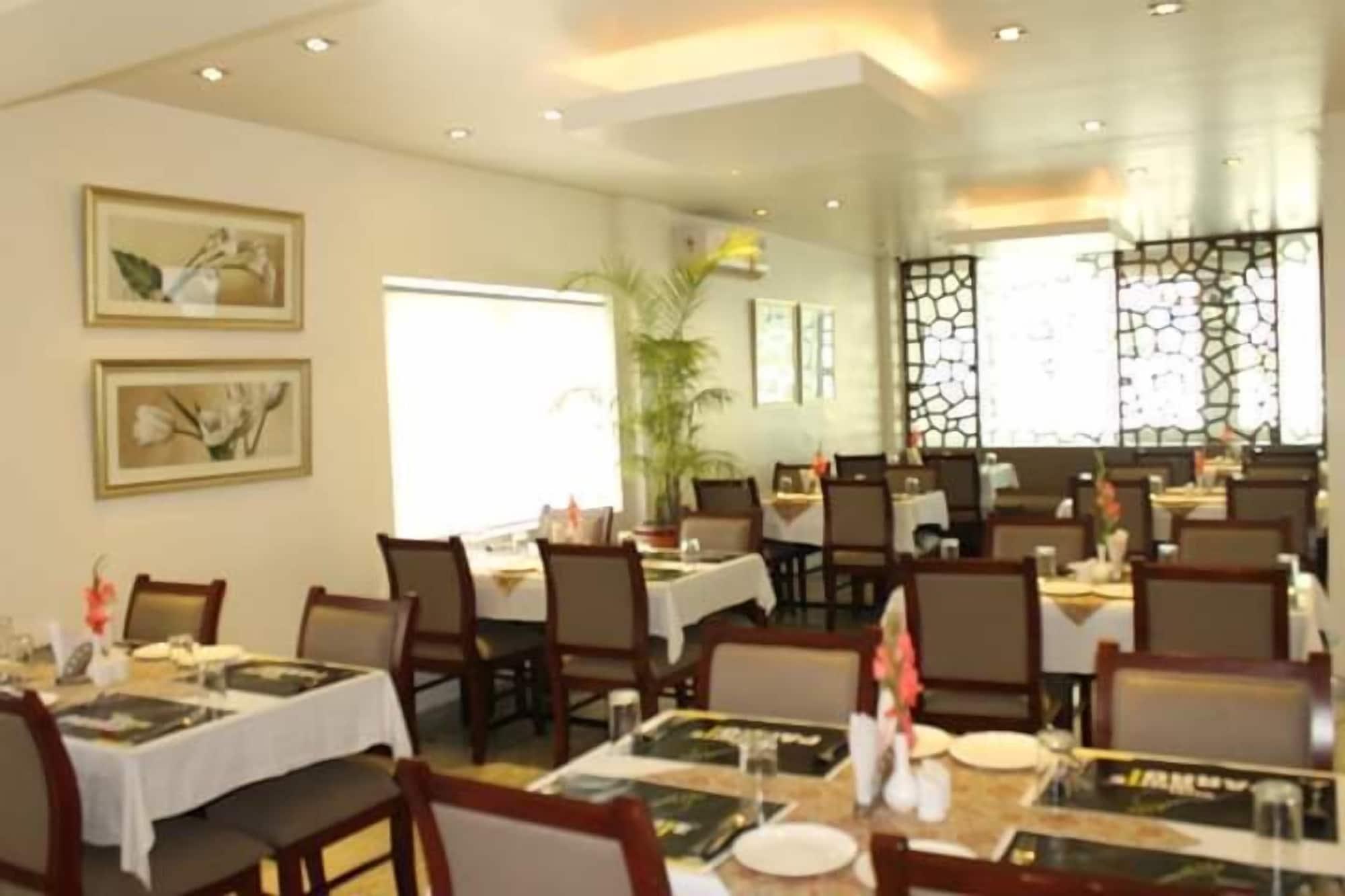 Hotel White Parrot Мисор Екстериор снимка