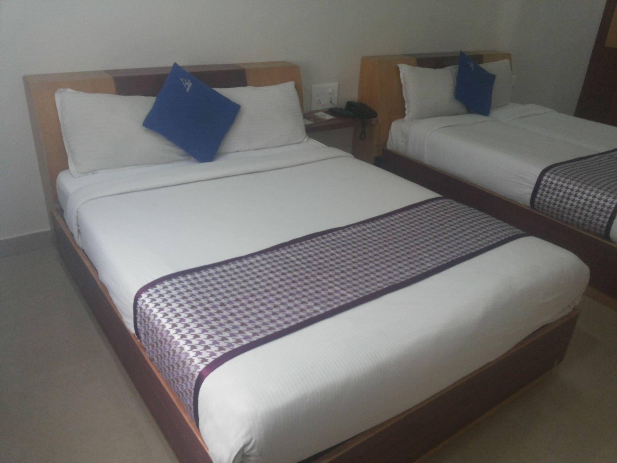 Hotel White Parrot Мисор Екстериор снимка