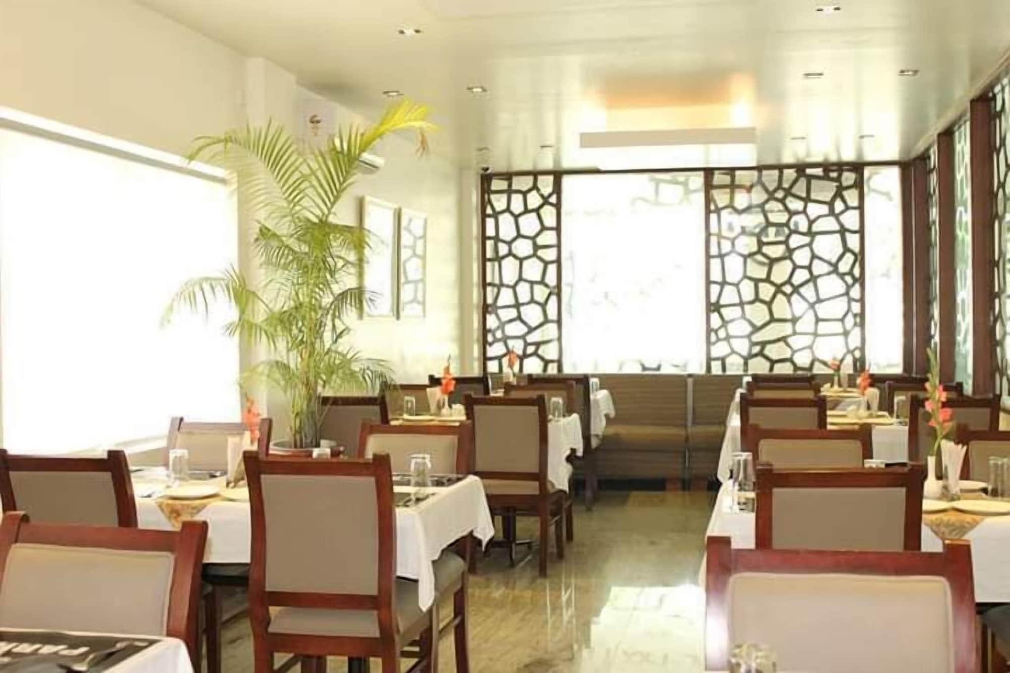 Hotel White Parrot Мисор Екстериор снимка