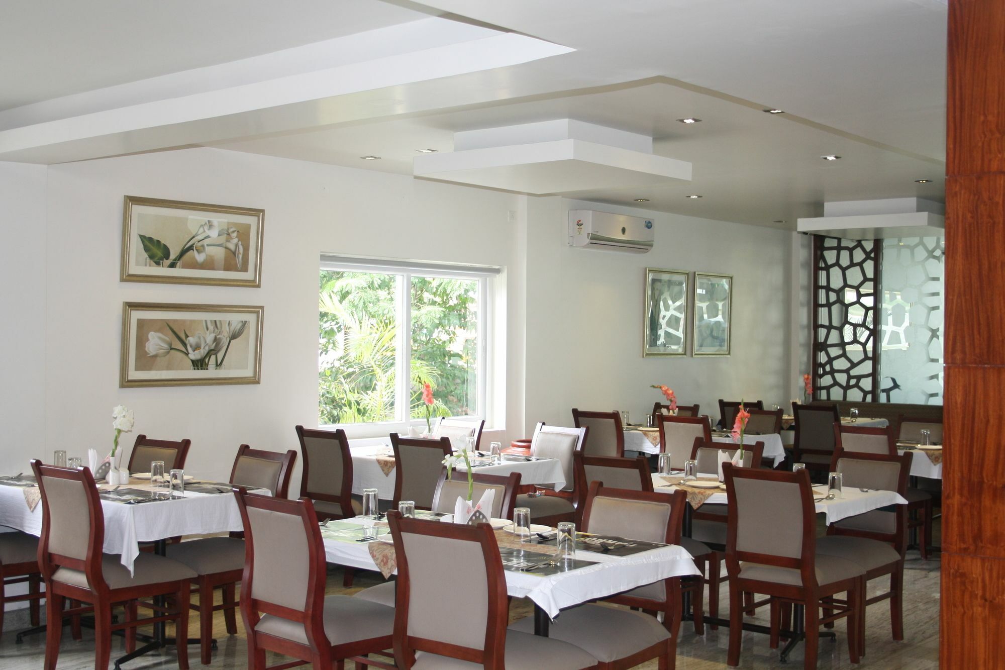 Hotel White Parrot Мисор Екстериор снимка