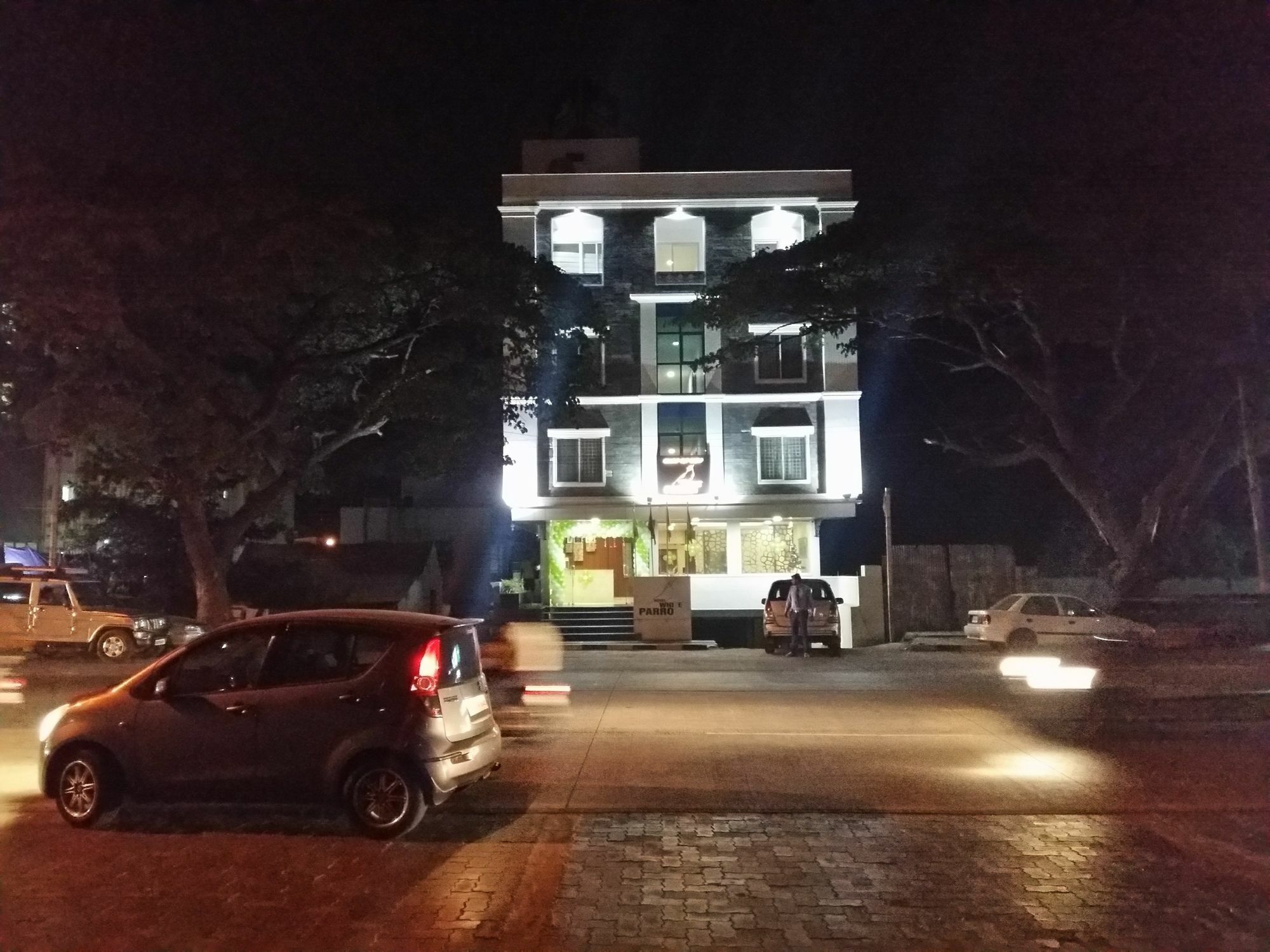 Hotel White Parrot Мисор Екстериор снимка
