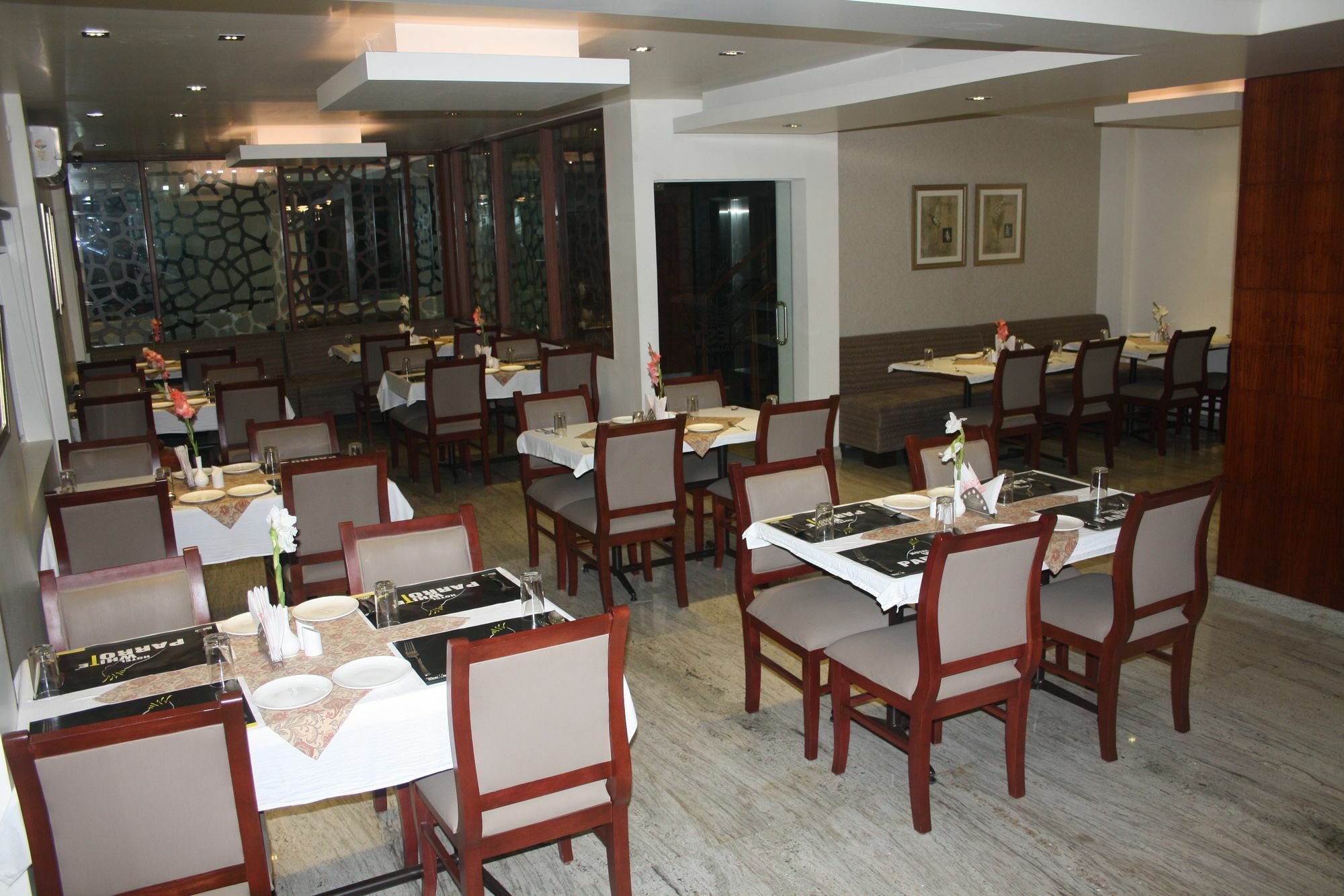 Hotel White Parrot Мисор Екстериор снимка